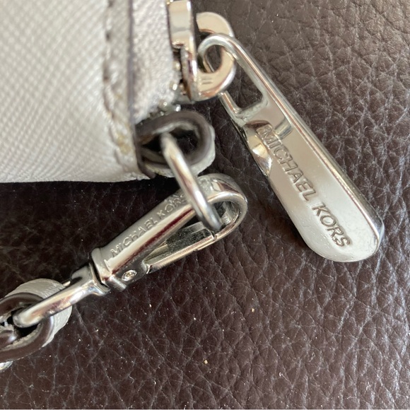 Michael Kors Zip Wallet Giftables Ash Grey Leather Large Flat Mf Phone Case - Picture 3 of 7